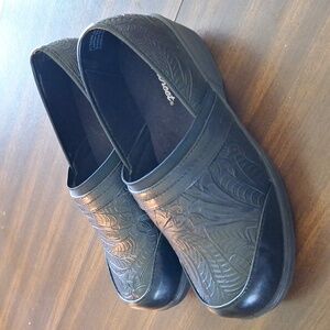 Easy Street Origin Embossed Comfort Clog Size 9W